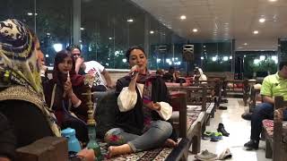 Iranian Girl sings Turkish Sibel Can  Padişah  ترانه ترکی دختر ایرانی در رستوران [upl. by Naerol]