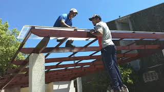 Passo a passo de como instalar uma cobertura de policarbonato em pergolado de madeira  Polysolution [upl. by Yesnik]