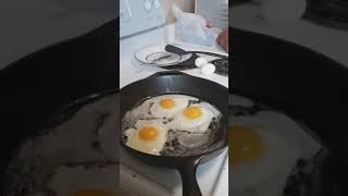 Lodge 12 inch cast iron fry pan Cooking Over Easy Eggs and totaly nonstick [upl. by Pathe]