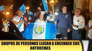 Grupos de personas llegan a encender sus antorchas [upl. by Delcine838]