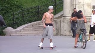 Justin Bieber fait du skate sans tshirt à New York [upl. by Assetal]