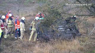 Automobilist over de kop en gewond in Beilen [upl. by Jase798]