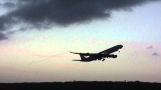 A340600 Takeoff Wingtip vortex Despegue de un A340600 Vortices visibles en los winglets [upl. by Kciregor]