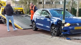 Automobilist rijdt tegen lantaarnpaal [upl. by Suedama62]