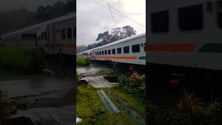 AKSELERASI LOKOMOTIF KA PENATARAN RANGKAIAN PANJANG SAAT HUJAN palangperlintasankeretaapiindonesia [upl. by Strenta525]