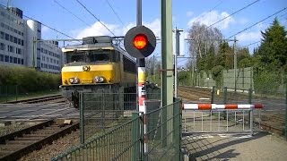 Spoorwegovergang NaardenBussum  Dutch railroad crossing [upl. by Jd]