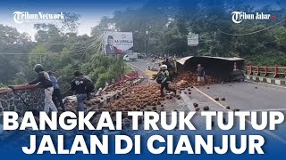 KECELAKAAN DI CIKUNDUL CIANJUR Truk Angkut Kelapa Tabrak Jembatan amp Terguling Ada yang ke Sungai [upl. by Revlis193]