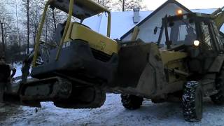 załadunek zepsutej minikoparki volvo ec15b koparkoładowarka CAT [upl. by Alioz284]