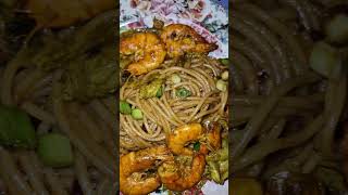 Surinaamse bami met gambas in hindoestaanse masala🍽 foodvlogs [upl. by Rabka]