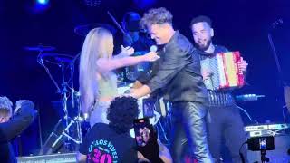 Vídeo completo de cuando Shakira sorprende a Carlos Vives en pleno concierto Miami Tour de 30 años [upl. by Eniarda]