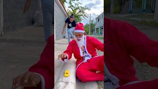 A Santa Claus le encanta jugar con carros 🚕🚗🎅🤣 shorts carros santaclaus comedy [upl. by Dre975]