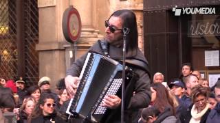 Biagio Antonacci regala un concerto in strada a Milano [upl. by Assilam]