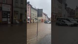 Woda zalewa rynek w Głuchołazach głuchołazy [upl. by Weinshienk]