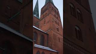 Lübeck Vollgeläut zum Gottesdienst am zugeschneiten Dom [upl. by Aihsercal883]