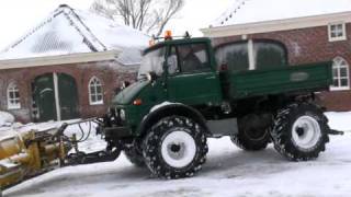 sneeuwruimen met Unimog [upl. by Eihpos7]