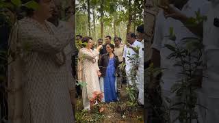 Smt priyankagandhivadra ji met with MGNREGA women workers in Sultan Bathery shorts wayanad [upl. by Airbmac]