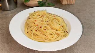 SPAGHETTI AGLIO OLIO E PEPERONCINO CLASSICI [upl. by Chivers]