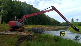 EXCAVATOR LONG ARM HITACHI ZAXIS 225 USR KOREK KELEBOQ SUNGAI TEMPEK BAN [upl. by Nylirrehs]