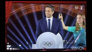 Une femme tient le parapluie de Tony Estanguet pendant son discours au JO 2024 à Paris [upl. by Dosi]