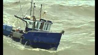 Fishing boats nearly capsize entering the Greymouth River aka Guy brings in boat like a rock star [upl. by Yrrag327]