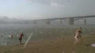 Tempête de grêle sur une plage 12 juillet 2014 à Novossibirsk en Russie [upl. by Meil]