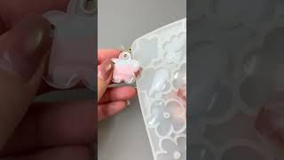 【レジン】おすすめ！フラットワイヤーでレジンキーホルダー作ってみた！How to make a resin key chain using flat wire 作り方 Shorts [upl. by Mellicent]