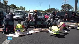 Ultima Generazione blocca traffico sul Gra automobilista prende a calci attivista [upl. by Yedok175]