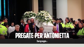 Latina ai funerali di Martina e Alessia lappello della zia quotPregate per mia sorella Antoniettaquot [upl. by Leohcin806]