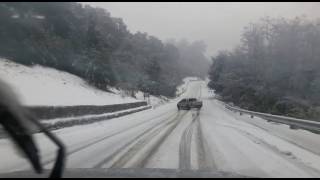 Derrape de una camioneta por hielo y nieve camino a los Siete Lagos [upl. by Yoshiko]