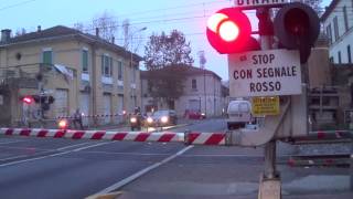 Passaggio a livello con semibarriere di via Candiano in HD  Ravenna 5  Level Crossing  道口 [upl. by Eeneg592]