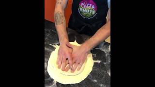 Voici comment étaler une pâte à pizza à la main  Schiaffo Napoletano [upl. by Arron817]