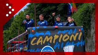 Festa Atalanta a Bergamo dopo vittoria Europa League folla tifosi per squadra su bus scoperto [upl. by Aihsilef594]