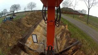 SLOTEN GRAVEN Met HITACHI 210 LC TALUD BAK en LAZER [upl. by Eupheemia]