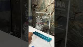 Troféu de Acrílico com gravação a Laser no acrílico transparente e base em acrílico espelhado azul [upl. by Servetnick]