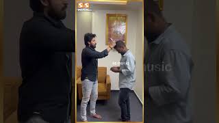 Harish kalyan 💥 Labbar pandhu இயக்குனருக்கு தங்க சங்கிலியை பரிசாக வழங்கிய Harish Kalyan [upl. by Denman831]