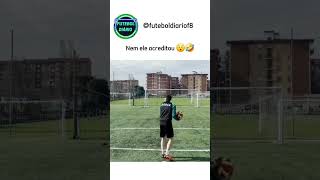 Que controle hein 😅 skills firsttouchsoocer domínio habilidade humor meme futebol [upl. by Ailla247]