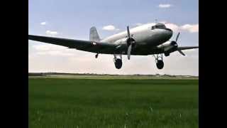 Douglas DC3 Extremely LOW and Bumpy Landing  atterrissage difficile et très bas Fontenay le Comte [upl. by Cirted]