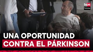 Un implante en la espina dorsal permite a enfermo de Parkinson caminar casi normalmente [upl. by Lezti]