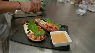 Plats de fête  Homard soufflé sauce corail [upl. by Cassilda]