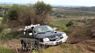 L200 Mitsubishi salto un autobus nei panni di un fuoristrada video saretto da postaMOV [upl. by Ase859]