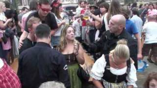 Ordner schmeissen Randalierer auf Oktoberfest raus [upl. by Yhtorod579]