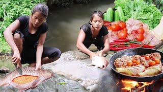 Adventure in forest Catch big fish in river for survival food Fish spicy chili grill amp Fish soup [upl. by Anilemrac]