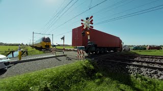 Filevorming Sluit niet aan bij filevorming op het spoor en houd de overgang vrij [upl. by Kered]