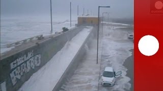 Au Portugal locéan frappe toujours 2 fois  des vagues géantes déferlent sur les côtes [upl. by Namyaw]