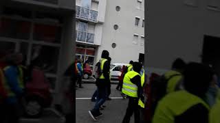 Gilet Jaune VS Un Europute [upl. by Llertnac599]