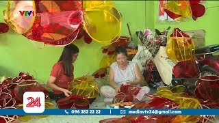 Người phụ nữ 30 năm làm lồng đèn trung thu giấy kiếng VTV24 [upl. by Uhsoj]