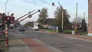 111112 Willebroek spoorwegovergangwmv [upl. by Marlane]