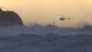 Tempête le 12 janvier 2017 à SaintGuénolé Opération en mer [upl. by Anahsit]