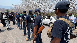 Tensión en Chichihualco por despliegue de la autodefensa de Tlacotepec [upl. by Mosenthal]