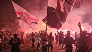 DE ARREPIAR RECEPÇÃO DA CHEGADA DO ÔNIBUS DO SPFC  LIBERTADORES SÃO PAULO X BOTAFOGO [upl. by Settera]